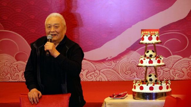 倪妮饰演的安娜与张托德的关系之所以若即若离，因为她的父亲早年听信张托德的内幕消息，投资失败跳楼，这才让如今的张托德更加坚持正义。