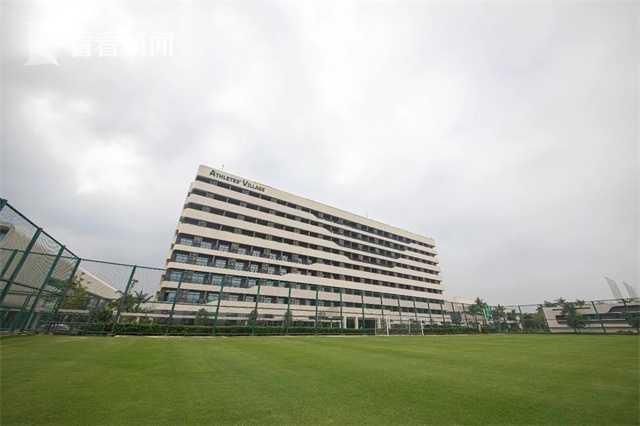 泰勒·斯威夫特亮相青少年奖 皮格茜敞怀秀内衣 2013-11-04 英国伦敦当地时间11月3日，众明星出席BBC英国广播电台举办的青少年奖活动。