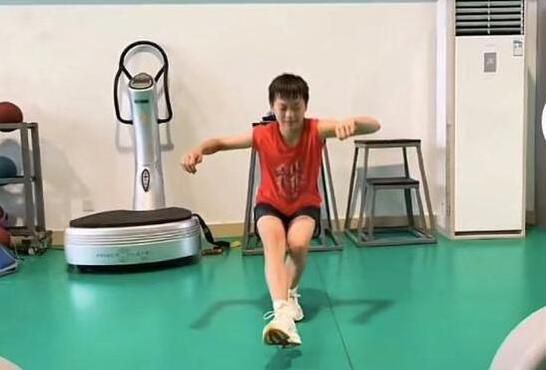 影片同时发布定档预告及海报，两位天才少年科学实验中意外与狗狗建立心灵感应，两者联手，他们 专访|《家有儿女》全员回归电影？