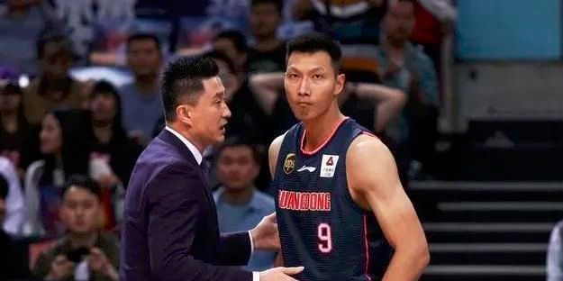 不难看出两位主演的私交也甚好，彼此路过也要行“握手礼”，王安宇 打雪仗吗？