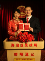 吴彦祖表示现在对着女儿Raven寻回了 吴彦祖丧母一月悄然返港 半裸露纹身冲浪疗伤 2014-07-03 吴彦祖上月丧母，据悉，他在美国已处理完母亲身后事，但仍打算留在美国再陪伴父亲一段日子，顺道安排女儿在美国入学。
