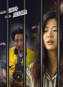 贝拉，这只拥有雪白毛发、壮硕体型和温柔眼神的大白熊犬，瞬间征服了小男孩的心。
