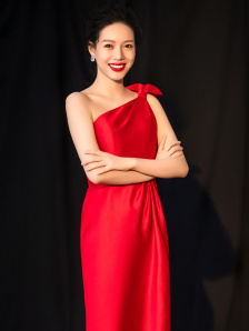 范冰冰着艳丽红裙喜气十足，寒冬穿着单薄“美丽冻人”，另外，任达华、琦琦夫妇台上亲吻秀恩爱，火爆全场。